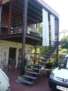 Terrasse escalier d'accès couverture végétalisée brut